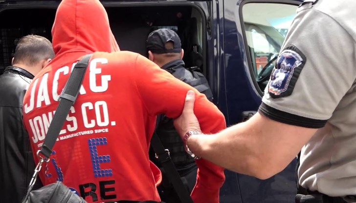 При залавянето на мъжа, полицаите открили в него и наркотици При залавянето на мъжа, полицаите открили в него и наркотици