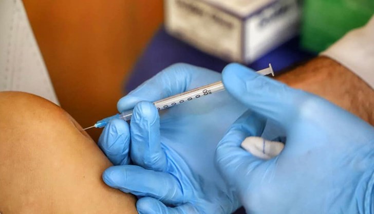 Първа игла от някоя от ваксините получиха 1268 човека