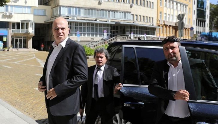 Корнелия Нинова с два въпроса към лидера на "Има такъв народ" Корнелия Нинова с два въпроса към лидера на "Има такъв народ"