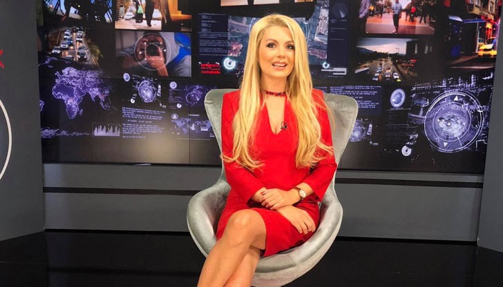 Телевизионната водеща показа снимки от бала си и като ученичка