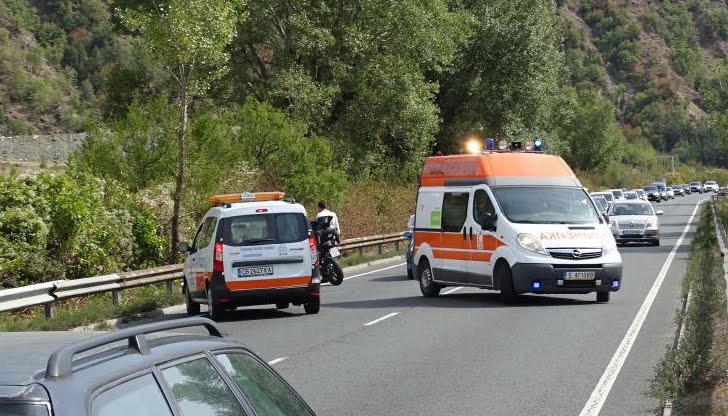 При десен завой автомобилът навлязъл в насрещната лента и се ударил в идващата кола