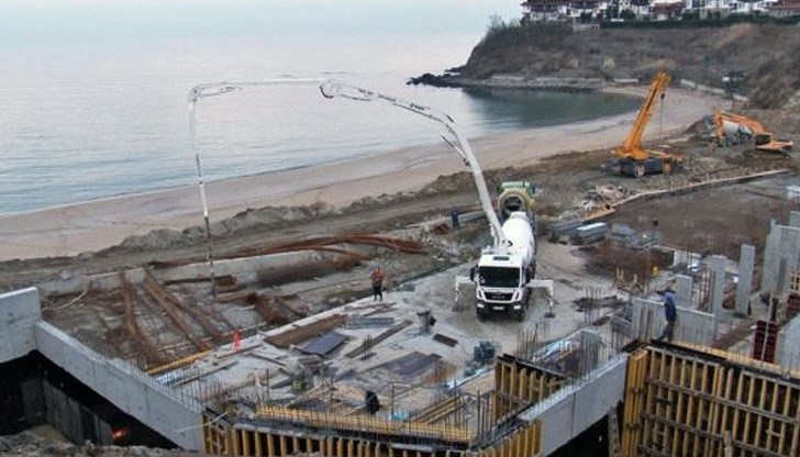 Бетон, боклуци, неподдържани плажове. Това е българското море. Защото концесионери обикновено са "наши хора", които искат за ден да избият печалба за година