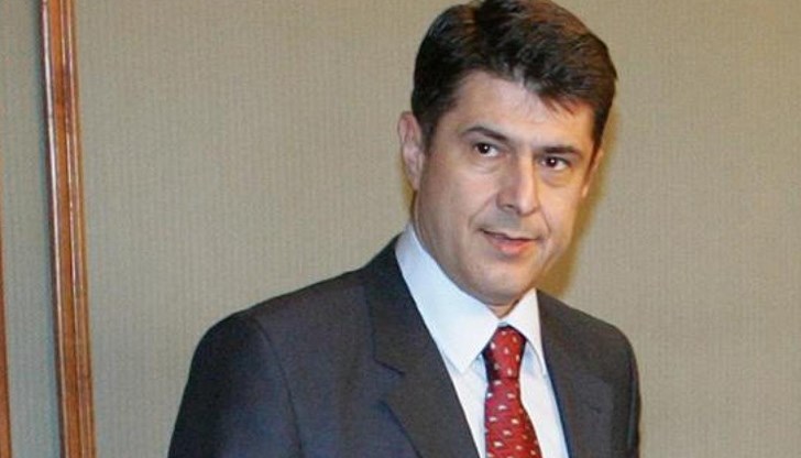 "Бойко Рашков има право да се огради с хора, на които има доверие" каза още Гяуров