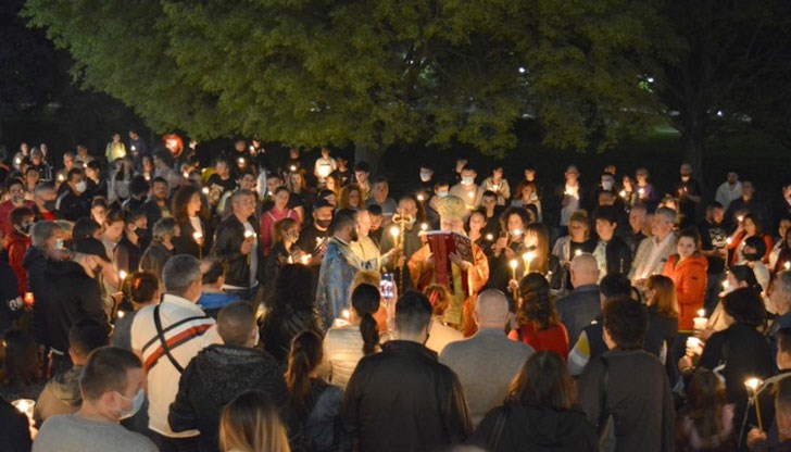 Негово Преосвещенство Тивериополски епископ Тихон поздрави с Христос Воскресе десетки миряни