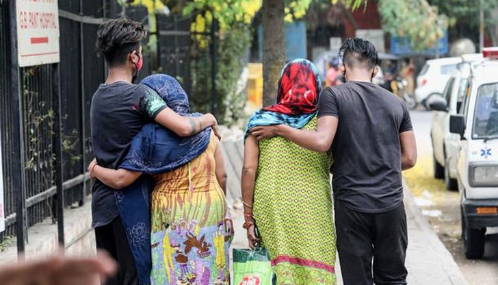 Абхишек Дата е от заможно семейство, но само за два дни губи баща си и баба си заради липса на места в болниците в Ню Делхи