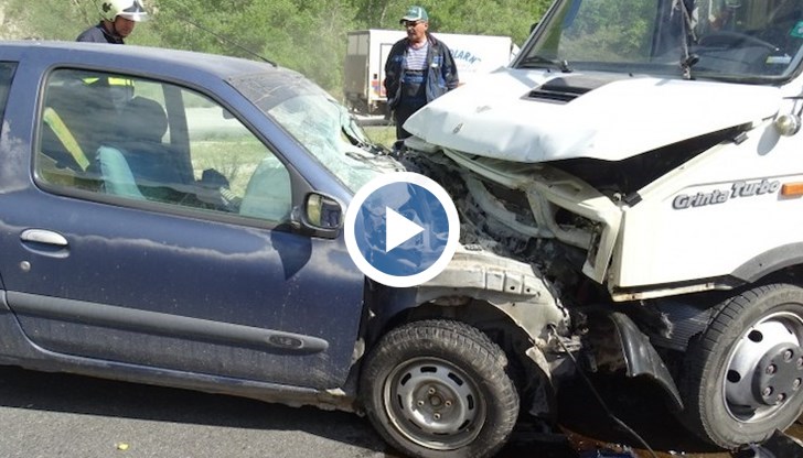 Мъжът бе затиснат в колата си