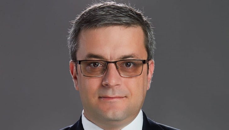 Г-н Трифонов, времето за аплодисменти свърши. Кажете на господин Тошко да измисли някакъв по-оригинален статус