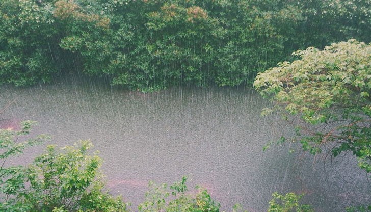 За пореден следобед тази седмица гръмотевици раздират небето над крайдунавския град