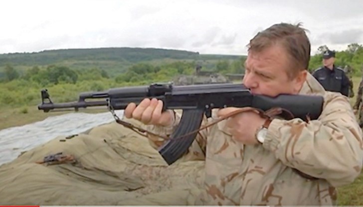 Красимир Каракачанов искрено и лично за лова - Привлича ме стрелбата по хищници Красимир Каракачанов искрено и лично за лова - Привлича ме стрелбата по хищници