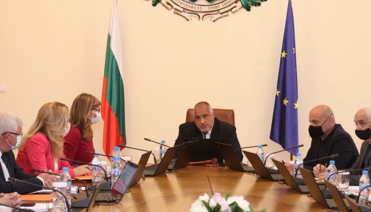 Премиерът в оставка Бойко Борисов отбелязал, че правителството правилно е управлявало пандемията, благодарение на което новите случаи на коронавирус намаляват и храмовете у нас са останали отворени