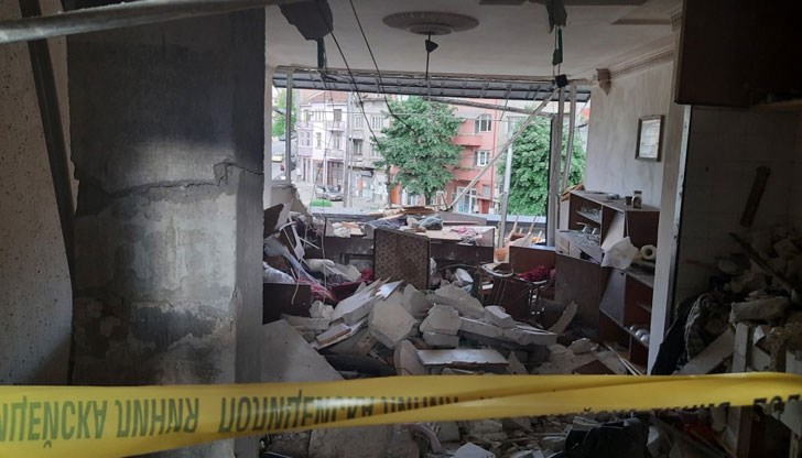 Прозорците на целия вход са счупени