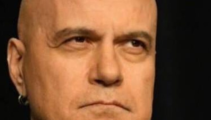 "Има нещо, което не мога да разбера. Толкова е ясно - хората не искат да дават милиони левове на партиите", пише Трифонов във Фейсбук