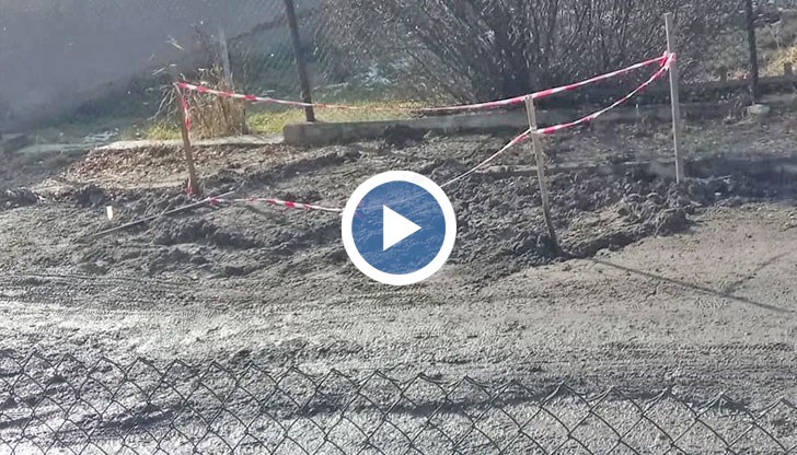 Жители на града са заложници на кален черен път