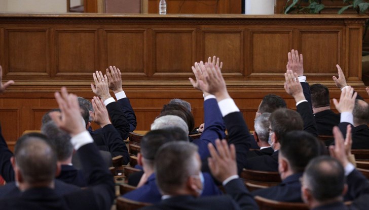 Председателят на парламента Ива Митева остави предложението за петък Председателят на парламента Ива Митева остави предложението за петък