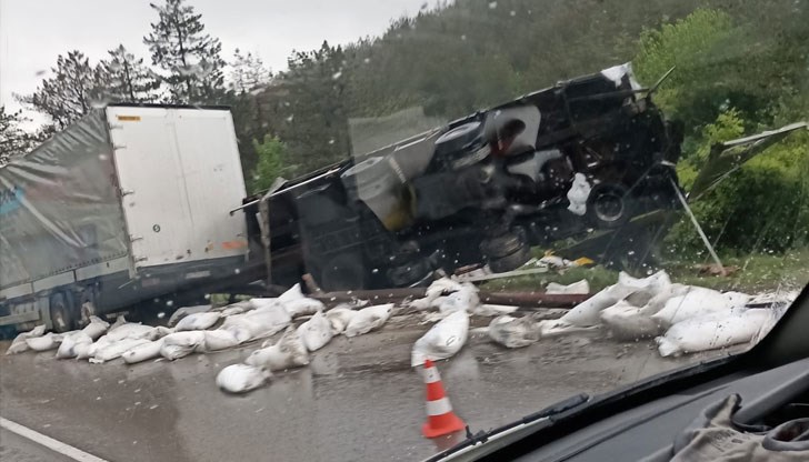 Движението се осъществява двупосочно в една лента