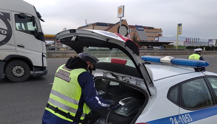 Проверки ще се извършват на товарните автомобили и автобуси. Те ще се правят от съвместни екипи на полицията и Изпълнителна агенция "Автомобилна администрация" Проверки ще се извършват на товарните автомобили и автобуси. Те ще се правят от съвместни екипи на полицията и Изпълнителна агенция "Автомобилна администрация"