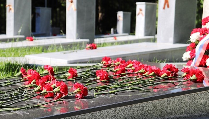 Цветята бяха поднесени на Гробището на съветските войници от Областната управа в Русе