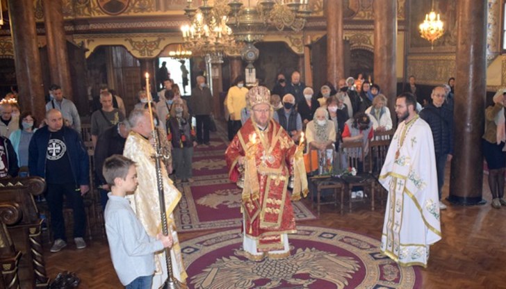 В църковния двор беше осветен курбан за здраве