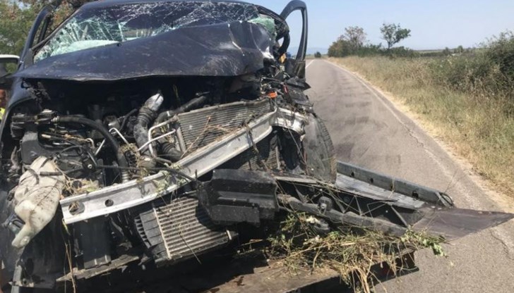 Вероятно пред колата от храстите е излязло животно и шофьорът вместо да удари спирачката се е опитал да го заобиколи, но е изпуснал контрола върху волана