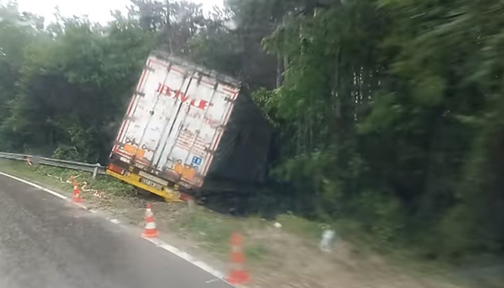Инцидентът е станал в пътния участък между Борово и Бяла