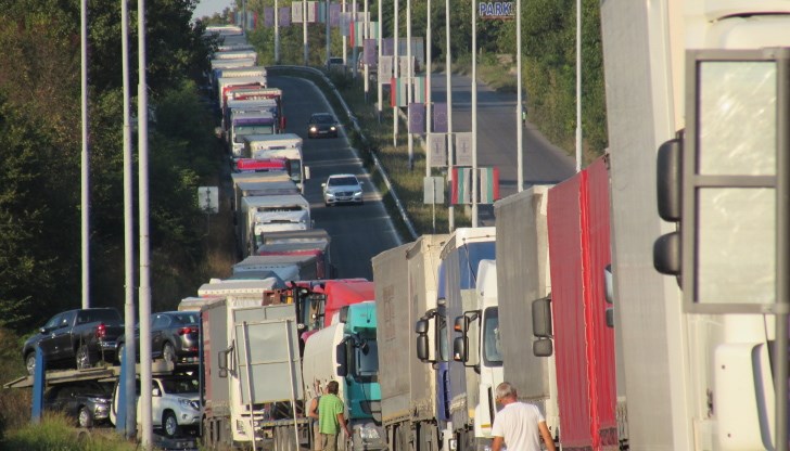 Камиони отново са се наредили на огромна опашка, чакайки да преминат границата с Румъния