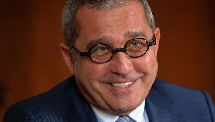 Йордан Цонев с нужния благ тон, обяснява на зрителите, че д-р Доган освен Дядо Коледа е и леля Ванга същевременно