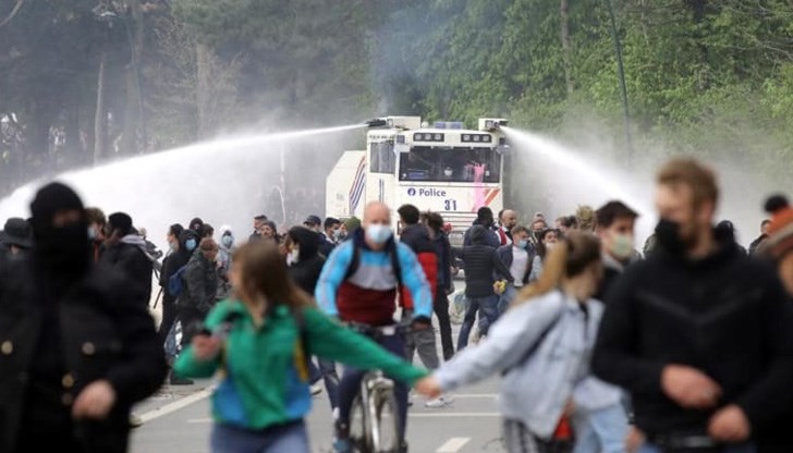 13 служители на реда са ранени при сблъсъците