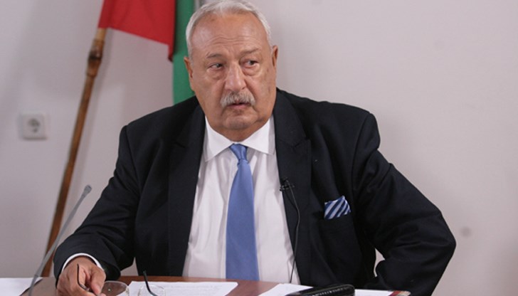 „Значителна част от клиентелата на ГЕРБ ще се разбяга. Тази партия започва да губи сили, тя е изградена върху клиентелистка основа. Когато не са на власт, ще търсят нови господари", обоснова се журналистът