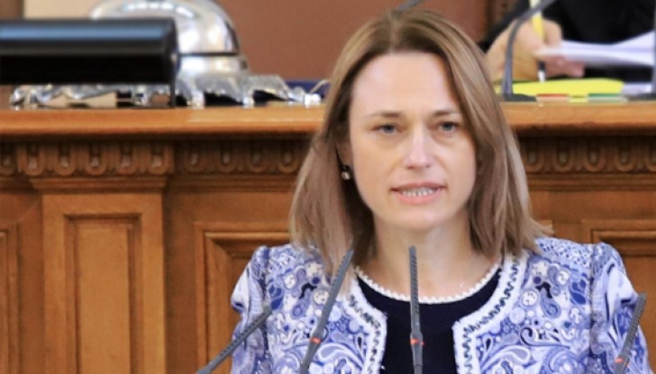 Председателят на парламента Ива Митева прекрати пленарното заседание