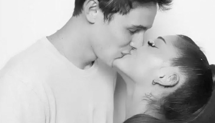 Двамата се сгодиха преди пет месеца. Връзката им започна миналата година Двамата се сгодиха преди пет месеца. Връзката им започна миналата година