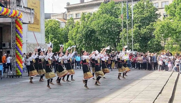 Русенци отбелязаха най-светлия християнски празник с много танци и добро настроение