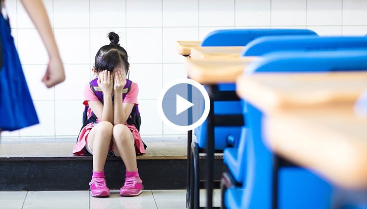 В запис се чува как възпитателката дори принуждава дете са посегне на друго