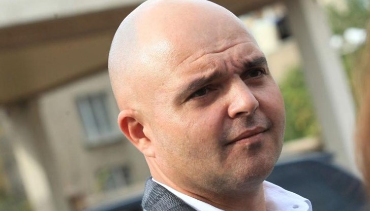 Припомняме, че с Указ на президента миналия петък бяха прекратени правомощията му и той бе освободен от длъжност Припомняме, че с Указ на президента миналия петък бяха прекратени правомощията му и той бе освободен от длъжност