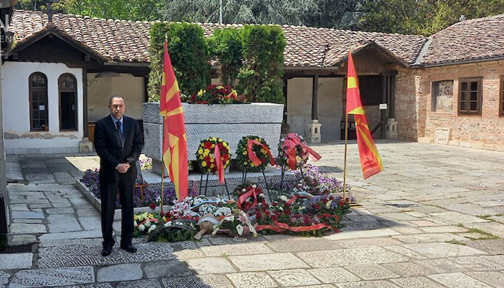 Посланик Ангел Ангелов поднесе цветя на гроба на големия български революционер в църквата „Свети Спас“