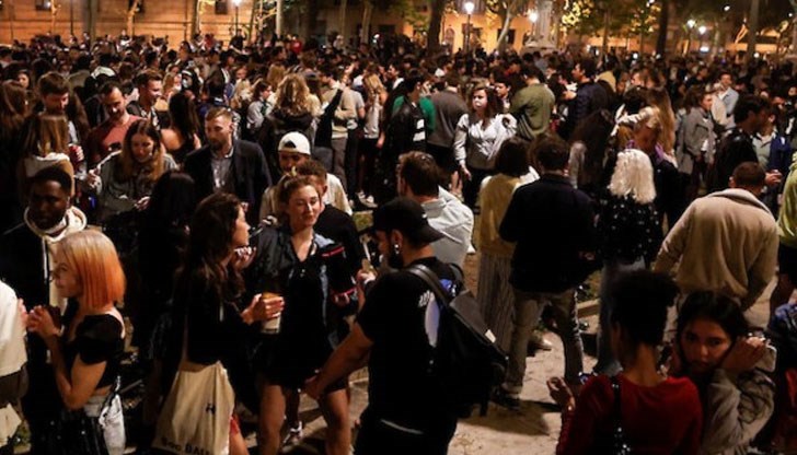 В Барселона празнуващите се отправяха към плажа с напитки в ръка