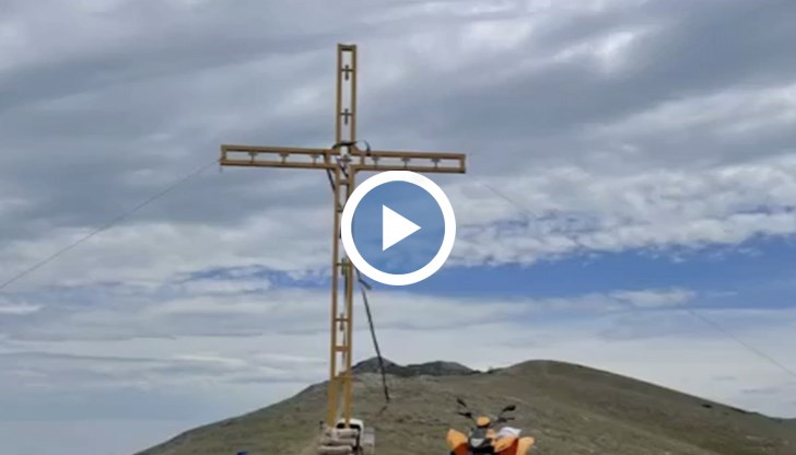 Символът на християнската вяра е бил задигнат часове, след като е бил поставен