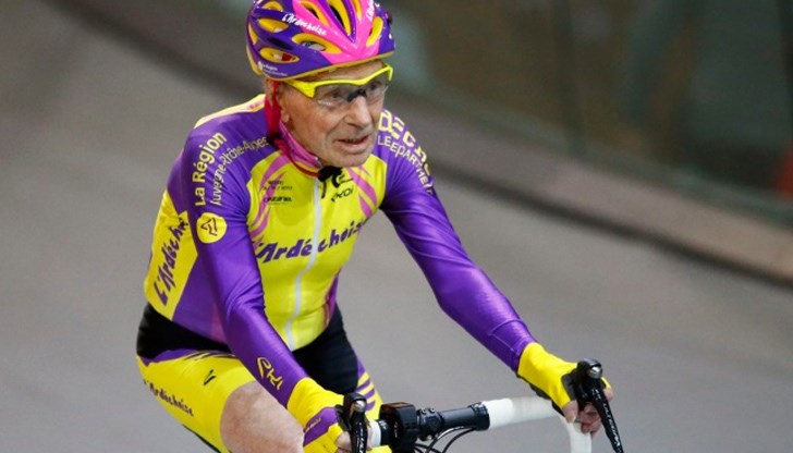 На 100 години той постави световен рекорд като навъртя с велосипед 100 км за 4 часа и 17 минути