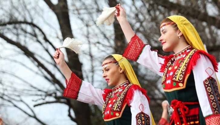 На този ден сред рупците в Странджа се изпълнява обичаят Мара Лишанка, а в Дупнишко — обичаят Ладино хоро
