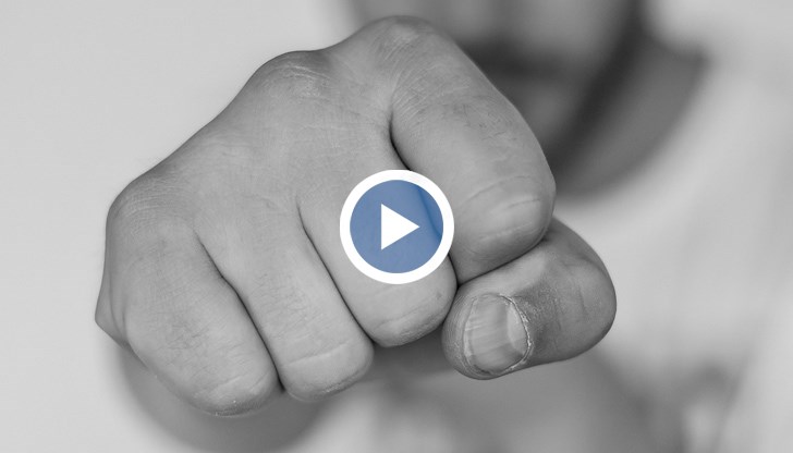 Шофьор на лек автомобил се впуска в бой с ритници и юмруци с мотористи пред погледите на десетки хора