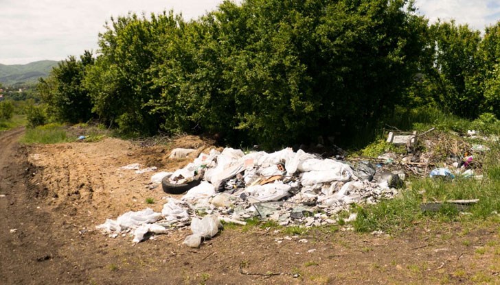 Рангел Марков, който е и районен представител на ГЕРБ, има 5 дни да разчисти боклуците