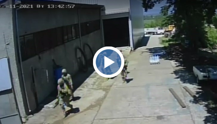 Въоръжените войници се разпределили на групи и обходили всички помещения в цеха