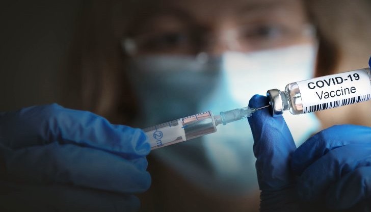 Само през вчерашния ден близо 300 души са имунизирани с първа доза от някоя от наличните ваксини срещу КОВИД-19