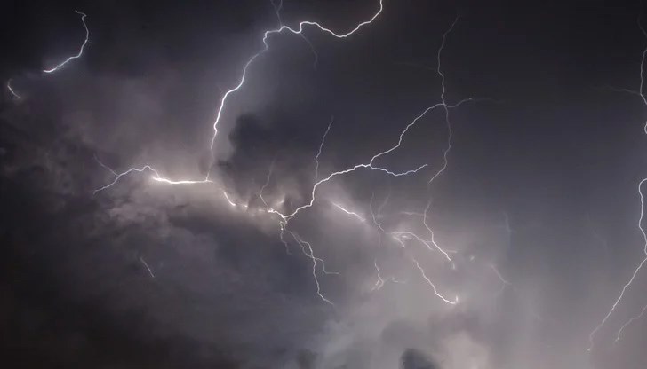 Скоростта на вятъра достигна 162 км/ч. и преобърна рибарски кораб Скоростта на вятъра достигна 162 км/ч. и преобърна рибарски кораб