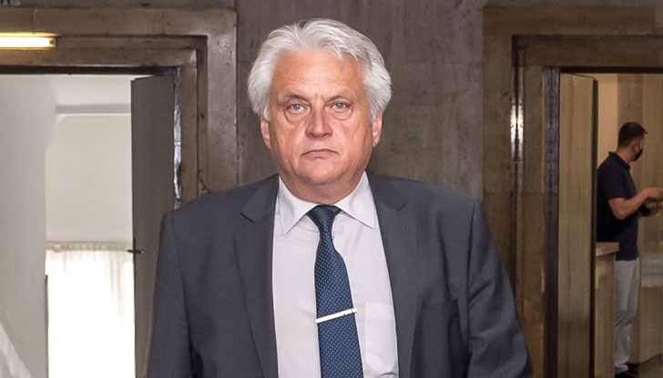 Скандалът около служебния министър на вътрешните работи Бойко Рашков сочи, че изборът на "човек от системата" невинаги е гаранция за успех