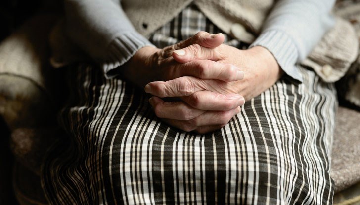 86-годишната жена се оплакала на служителя от социалния патронаж в селото