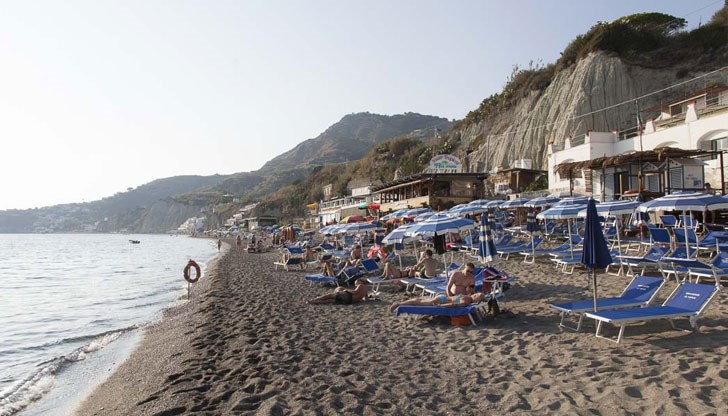 Избухването на Covid огнище на остров е изключително рисково, заради липсата на легла в болниците Избухването на Covid огнище на остров е изключително рисково, заради липсата на легла в болниците