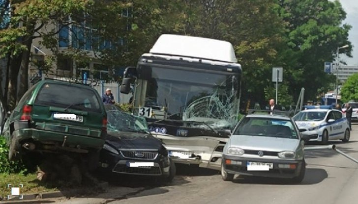Според очевидци автобусът внезапно е увеличил скоростта си, минал е през зелени площи и е отнесъл колите