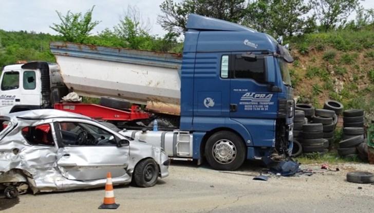 Лек автомобил се блъска странично в предната дясна част на товарен автомобил