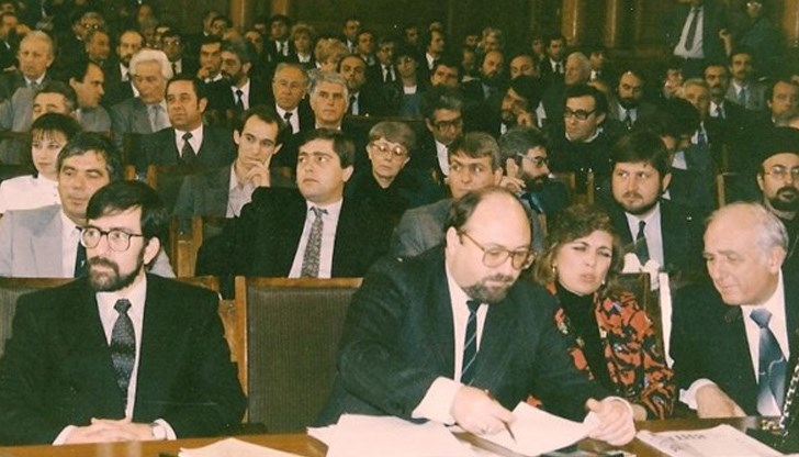 Време е за честни и почтени хора в политиката,  които няма да допуснат дипломацията и толерантността да им попречат да постъпят така, както е правилно за интересите на България