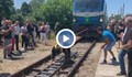 Полицай от Пловдив тегли 84-тонен локомотив в опит за Гинес